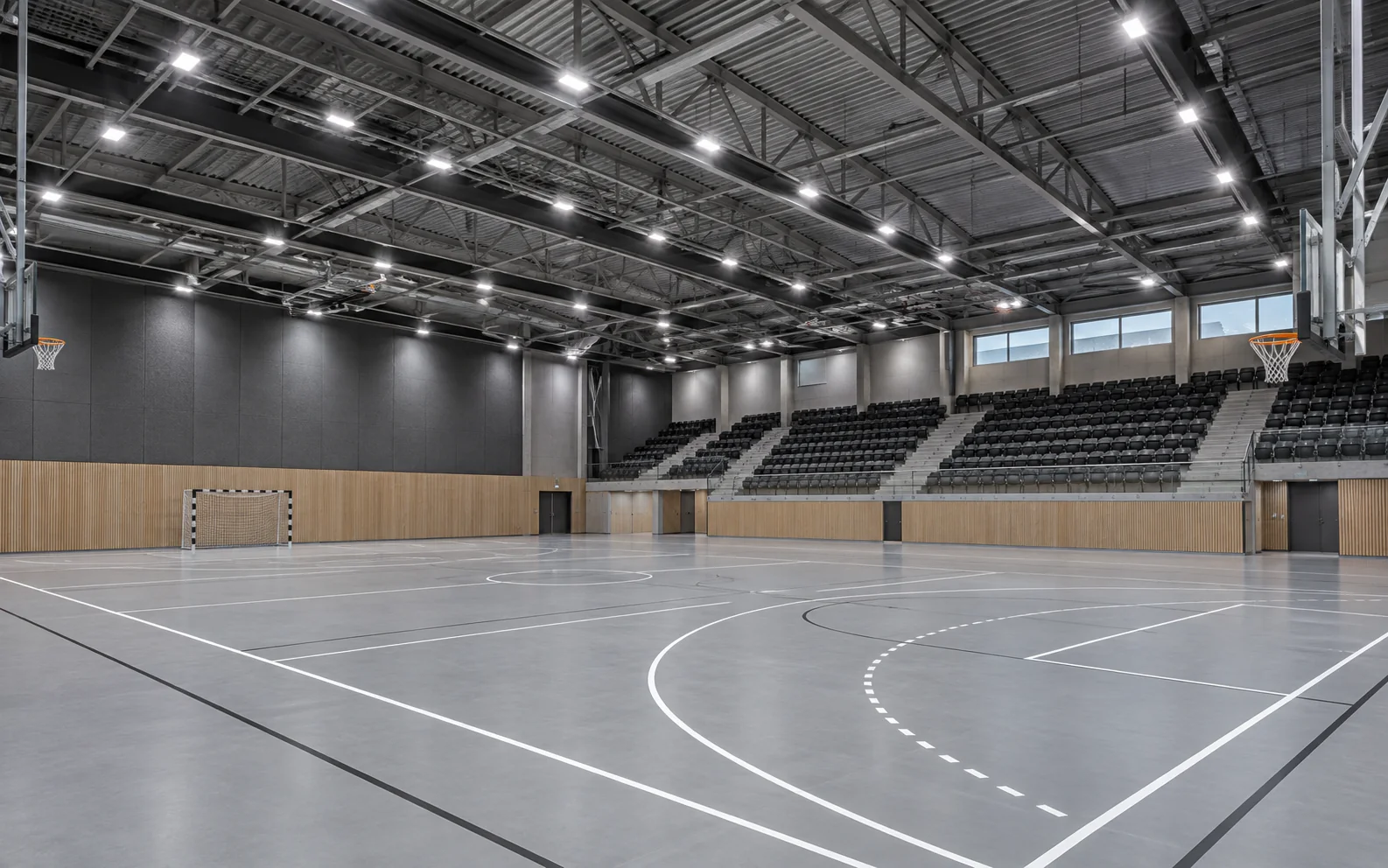 Современный спортивный зал с профессиональным равномерным LED-освещением